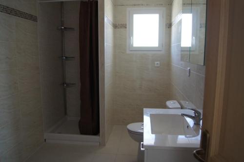 une salle de bain avec une douche, un lavabo et des toilettes dans l'établissement Vacances océan, à Vensac