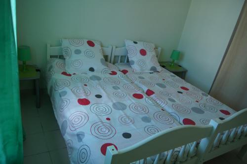 - un lit avec un couvre-lit et des roses dans l'établissement Vacances océan, à Vensac