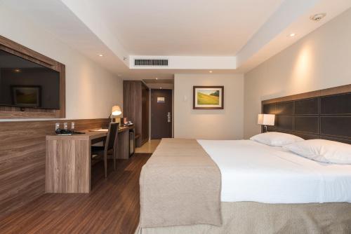 Ein Bett oder Betten in einem Zimmer der Unterkunft Windsor Oceanico Hotel