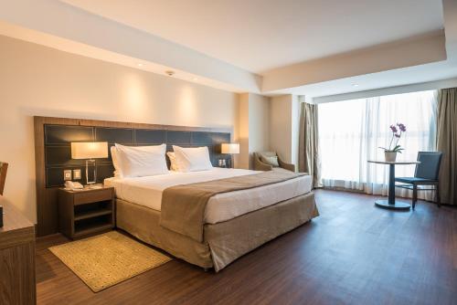 Ein Bett oder Betten in einem Zimmer der Unterkunft Windsor Oceanico Hotel