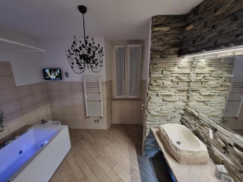 Salle de bains dans l'établissement Garda Rooms da Miky Q