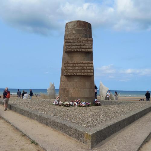 a monument on the beach with a bunch of flowers at Chez Jeanne in Saint-Laurent-sur-Mer