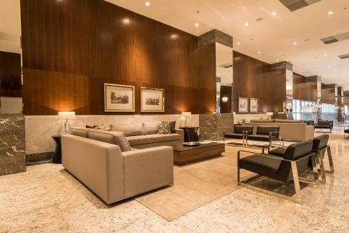 Ein Sitzbereich in der Unterkunft Windsor Oceanico Hotel