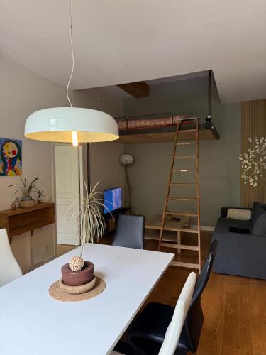 - un salon avec une table et des lits superposés dans l'établissement Le Cosy Tête d Or Cité Internationale, à Caluire-et-Cuire