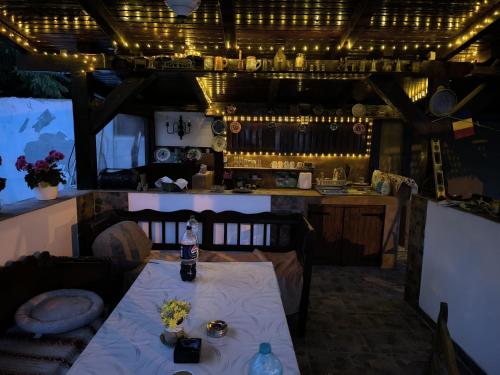 Un restaurante u otro lugar para comer en Courtyard Studio