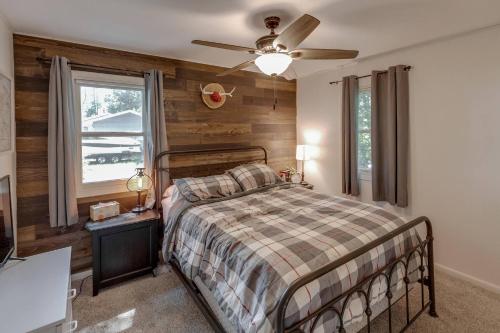 Ένα ή περισσότερα κρεβάτια σε δωμάτιο στο Lakeside Mille Lacs Cabin