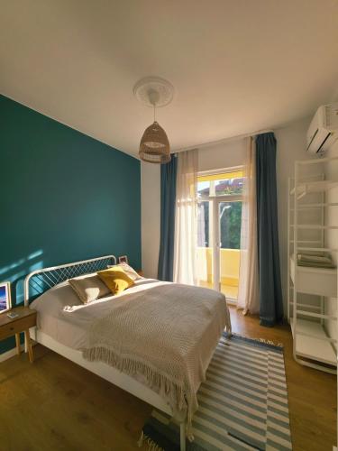 Giường trong phòng chung tại Cozy and colorful apartment in Plovdiv Center