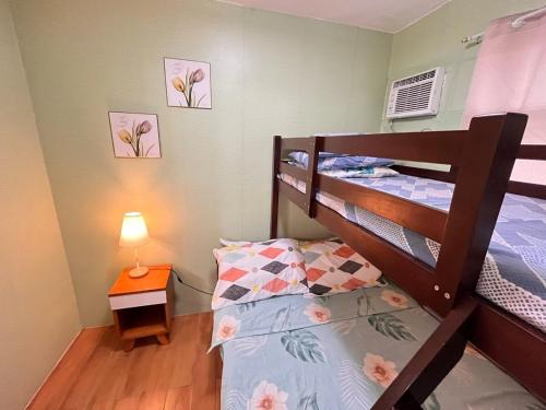 ダバオシティにある2BR Seawind Condo Davao Near Samal & Airportのベッドルーム1室(二段ベッド2組、ランプ付)