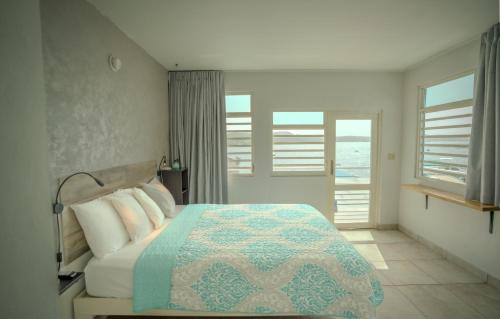 una camera con letto, divano e finestre di El Navegante de Culebra a Culebra