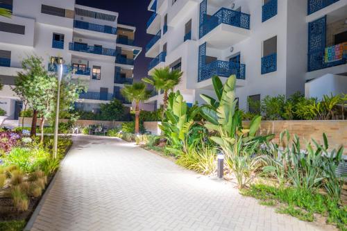 a walkway in front of a building at appartement costa mar martil avec piscine in Martil