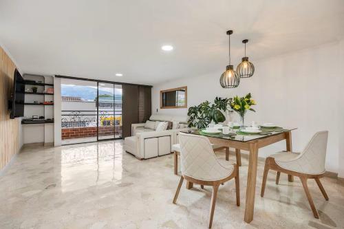 una sala de estar con una mesa, sillas y un sofá en Urban 3rd floor Condo 3bed3bath 6guest max no elevator, en Envigado