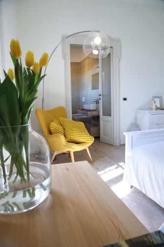 a vase of flowers on a table in a room at Casabella Lake in Castelletto sopra Ticino
