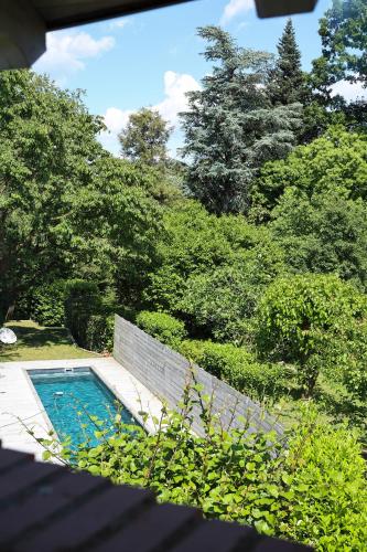 a swimming pool in a yard with trees at Casabella Lake in Castelletto sopra Ticino