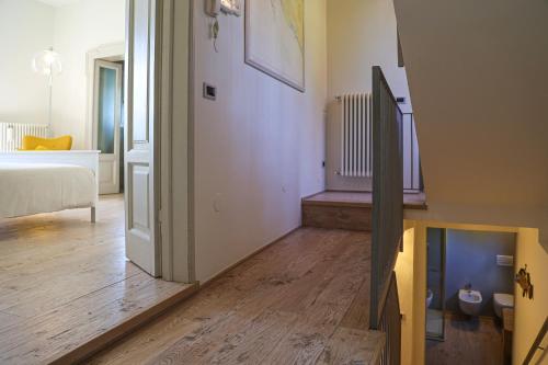 a room with a hallway with a bed and a mirror at Casabella Lake in Castelletto sopra Ticino