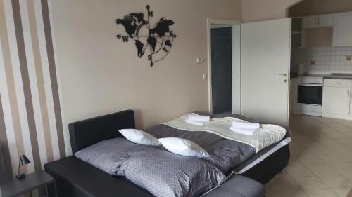 Katil atau katil-katil dalam bilik di Nest Apartman