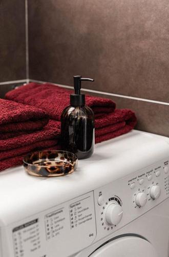 - une bouteille de savon sur le lave-linge dans l'établissement Appart 2 pièces 45m2 Cavalaire/Mer, à Cavalaire-sur-Mer