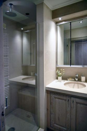 une salle de bain avec deux lavabos et un miroir dans l'établissement Villa Bacchus Ramatuelle, piscine, plage 800m!, à Saint-Tropez