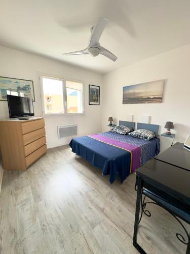 une chambre avec un lit et un piano dans l'établissement Appart 2 pièces 45m2 Cavalaire/Mer, à Cavalaire-sur-Mer