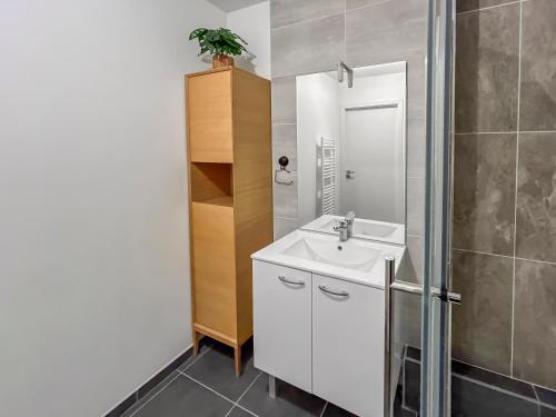 a bathroom with a white sink and a shower at Lumineux, terrasse cosy et parking privé inclus in Metz