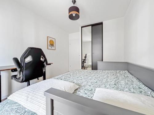 - une chambre avec un lit et une chaise noire dans l'établissement Lumineux, terrasse cosy et parking privé inclus, à Metz