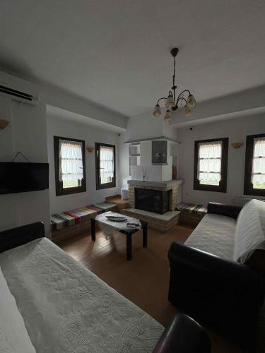 Una cama o camas en una habitación de Dimitra