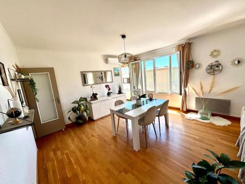 un salon avec une table et des chaises dans l'établissement Joli cocon vue mer au cœur de La Ciotat, à La Ciotat