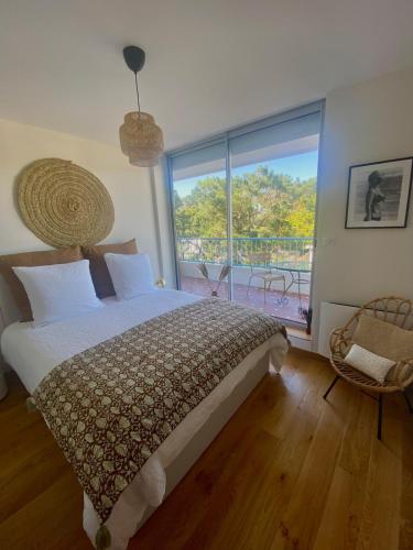 une chambre avec un lit et une grande fenêtre dans l'établissement Appartement Vue mer La Baule, à La Baule