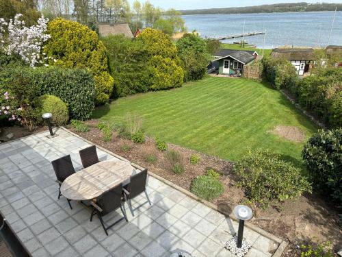 Gallery image of Traumhafter Seeblick mit großer Terrasse in Pogeez