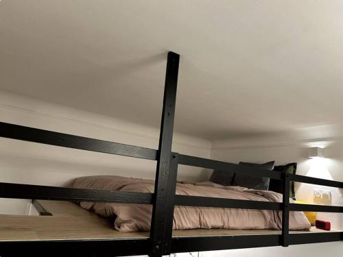Gallery image of PARIS-MONTROUGE Magnifique Studio Appartement de 35m2 - très cosy pour 1 à 6 personnes refait à neuf - ENTIRE APARTMENT LUXIRIOUS AND WARM - Montrouge Paris 14ème - Proche Aéroport Orly & Parc Expositions Porte de Versailles FREE WIFI GRATUIT in Montrouge