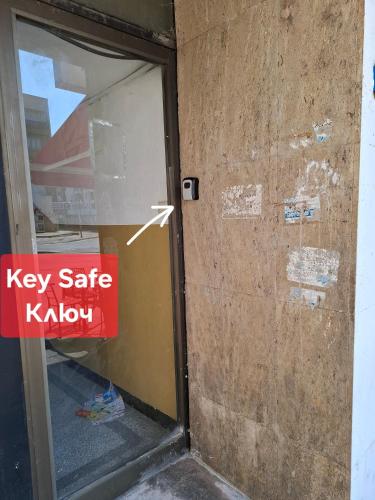 a door with a key safe klay sign on it at 3 Rooms Apartment, Top Center, 1st Floor, AUBG, WiFi, PC i5 SSD, Tablet, AndroidMiTvBox, 3 LED TVs 200 Channels, Long Terrace, Self-Easy-Late Check-in, Stay Before Greece in Blagoevgrad