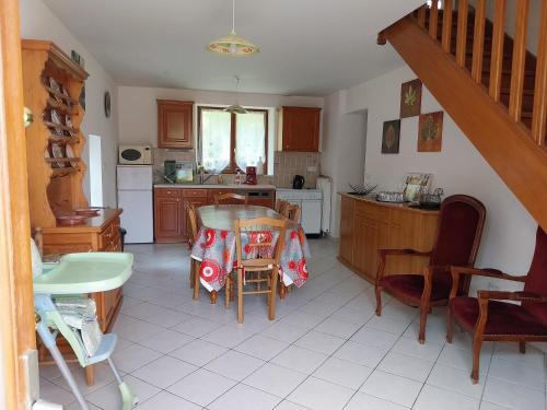 eine Küche mit einem Tisch und Stühlen darin in der Unterkunft Gîte de la Sézia in Quet-en-Beaumont