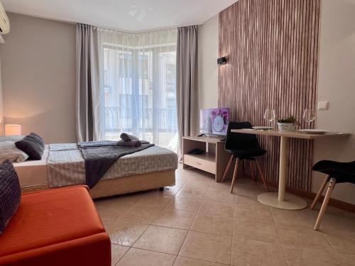 Un pat sau paturi într-o cameră la Apartament Royal Sun Romantic - 5 min to the beach
