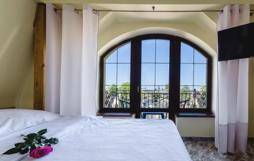 una camera da letto con un letto e una grande finestra di Willa Tusia a Międzyzdroje