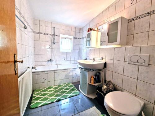 KürtenにあるVS- Kürten Comfort Apartmentの洗面台とトイレ付きのバスルーム