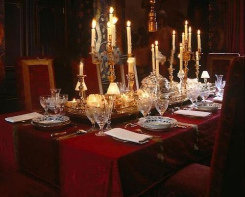 une table avec des verres et des bougies en haut dans l'établissement Château de Crépol, 