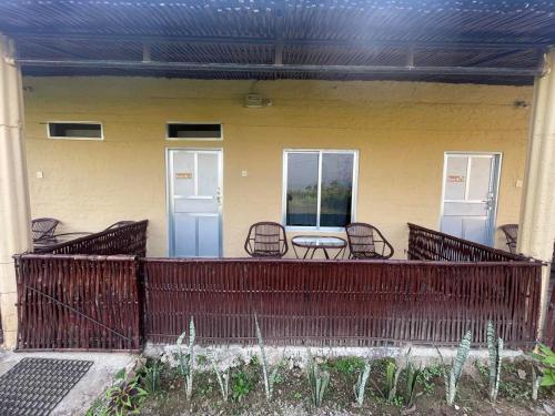 Rõdu või terrass majutusasutuses Fish O Farm Guest House