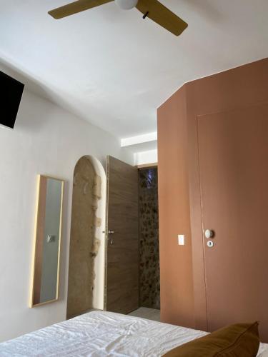 Postel nebo postele na pokoji v ubytování Maison de la Place, chambre Célestine et Alphonsine