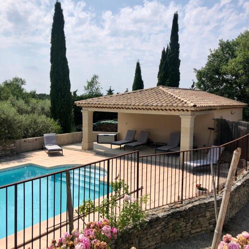 une villa avec une piscine et un kiosque dans l'établissement Sous le figuier, à La Roque-sur-Pernes