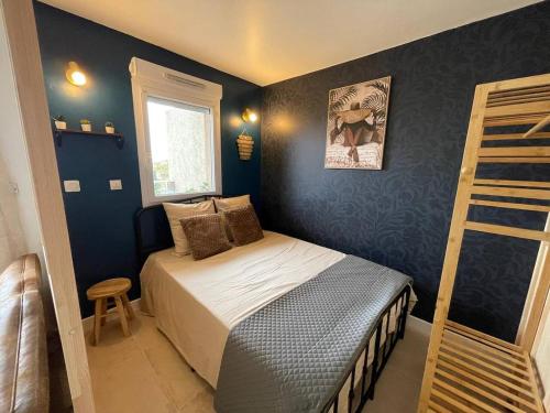 une petite chambre avec un lit et une fenêtre dans l'établissement FIDJI - Studio vue sur mer avec piscine, à Sausset-les-Pins