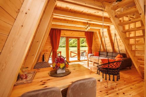 comedor y sala de estar en una cabaña de madera en Silence House, en Šavnik