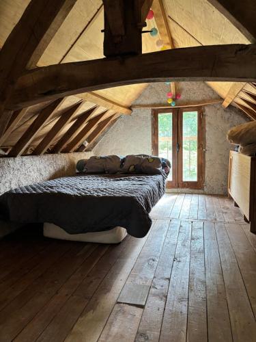 une chambre avec deux lits et un parquet dans l'établissement L ancien fournil - Sejour authentique & douillet - Proche de Sarlat, à Calviac