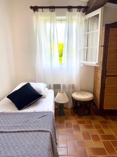 une chambre avec un lit et une fenêtre dans l'établissement Le Fagneton - Seaview Villa Cote d'Azur, à Roquebrune-sur Argens