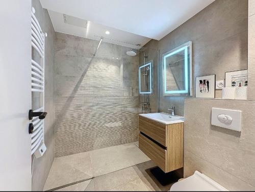 une salle de bain avec douche et lavabo dans l'établissement Le Royal Croisette, à Cannes