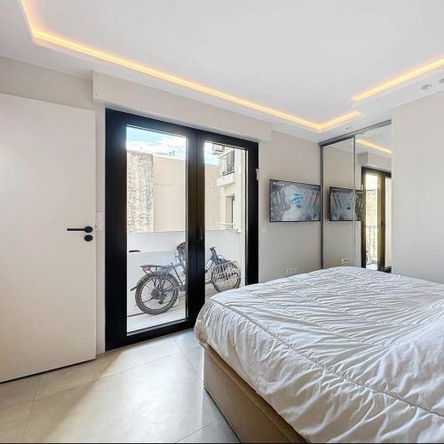- une chambre avec un lit et une fenêtre avec un vélo à l'extérieur dans l'établissement Le Royal Croisette, à Cannes