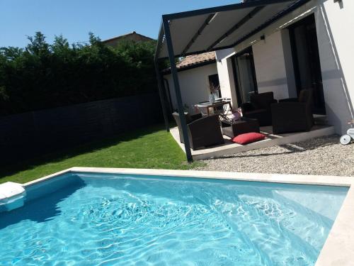 une piscine dans la cour d'une maison dans l'établissement villa moderne au centre de l'Isle sur la Sorgue, à LʼIsle-sur-la-Sorgue