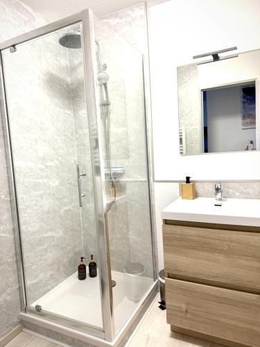une salle de bain avec douche et lavabo dans l'établissement L'Escapade Valrassienne - 5 minutes de la plage, à Valras-Plage
