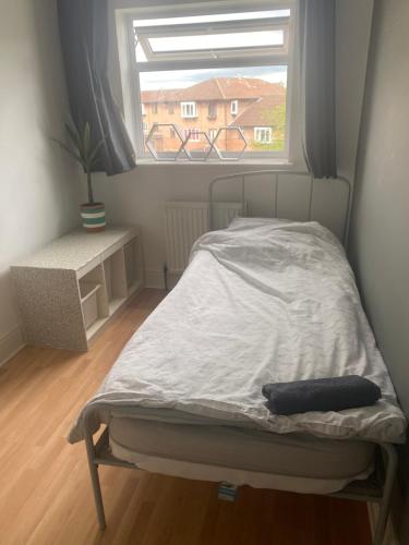 ノッティンガムにあるApartment with balcony West Bridgfordの窓付きのベッドルームのベッド1台