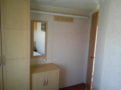 une salle de bain avec un lavabo et un miroir dans l'établissement Golden Palm Mirage GP 6 Berth enclosed veranda, à Chapel St. Leonards