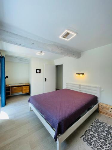 - une chambre avec un lit violet dans l'établissement Ty Bugale, 6 personnes, proche mer, à Plestin-les-Grèves