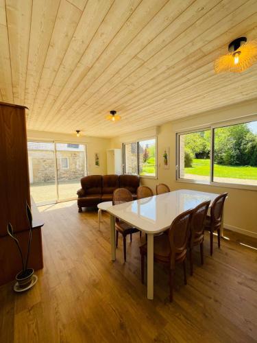 un salon avec une table et des chaises dans l'établissement Ty Bugale, 6 personnes, proche mer, à Plestin-les-Grèves